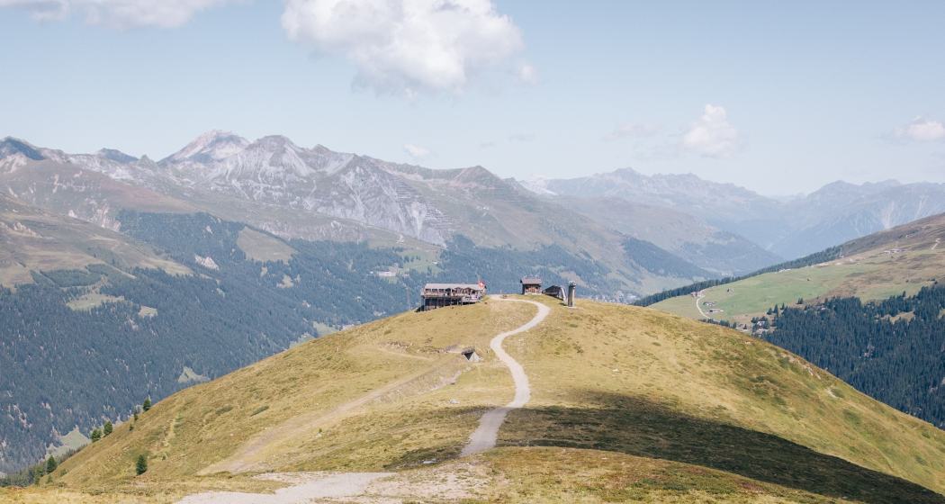 Der Hubel mit der gleichnamigen Hütte. Der Hubel mit der gleichnamigen Hütte.