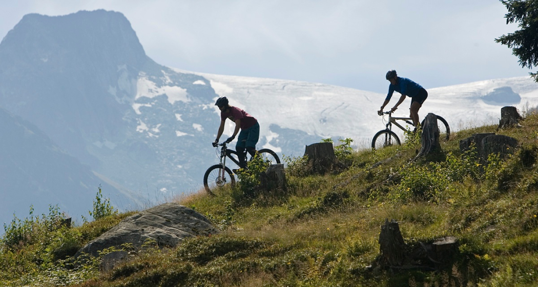 Biker mit Medelsergletscher Biker mit Medelsergletscher