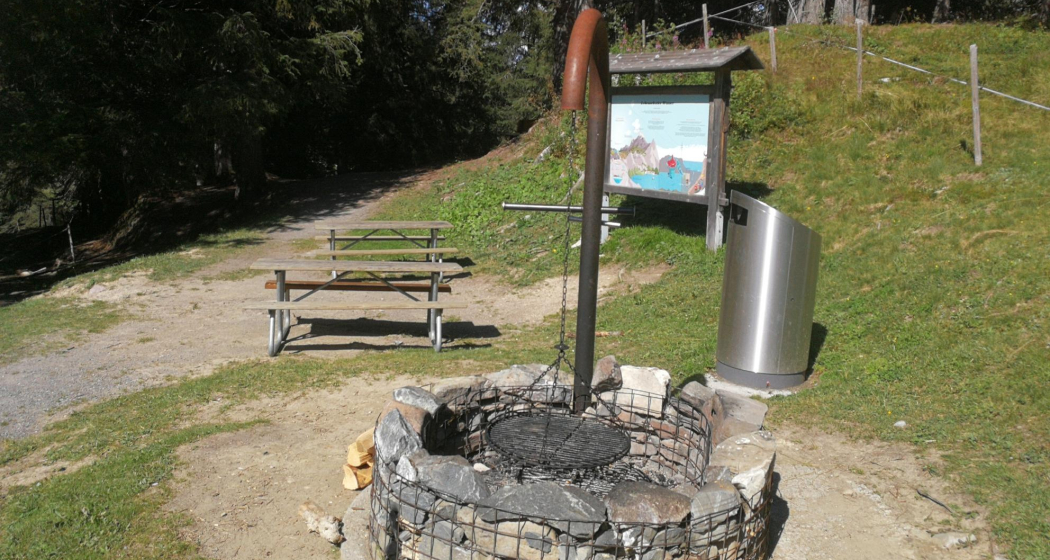 Feuerstelle unterhalb Valos Feuerstelle unterhalb Valos