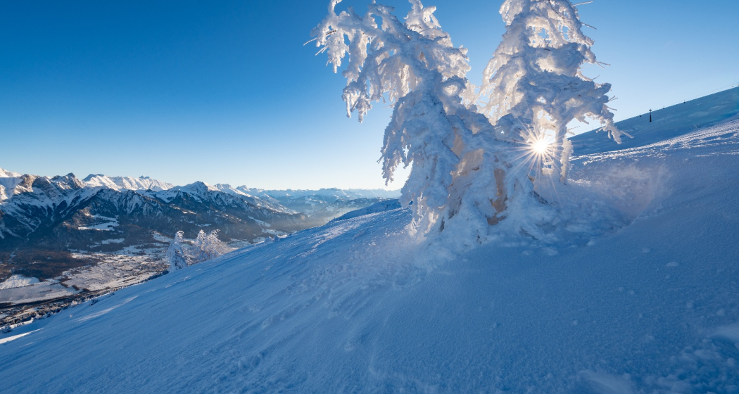 Schneelandschaft und Aussicht von der Tages-Skitouren Piste Schneelandschaft und Aussicht von der Tages-Skitouren Piste