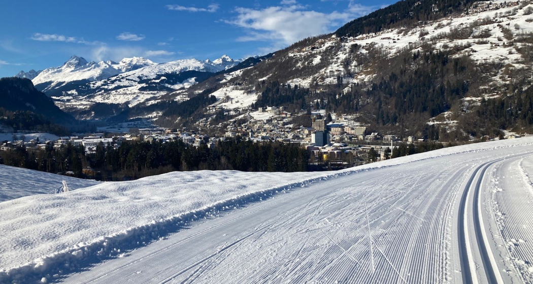 Die Langlaufloipe Castrisch und Ilanz im Hintergrund