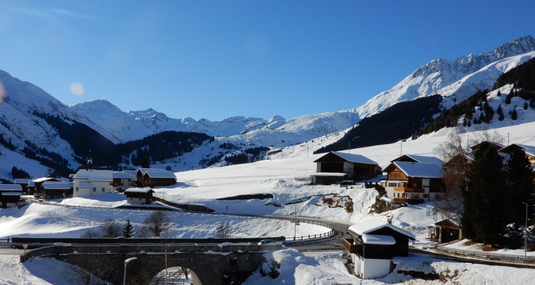 Richtung Rueras mit Kapelle in Zarcuns