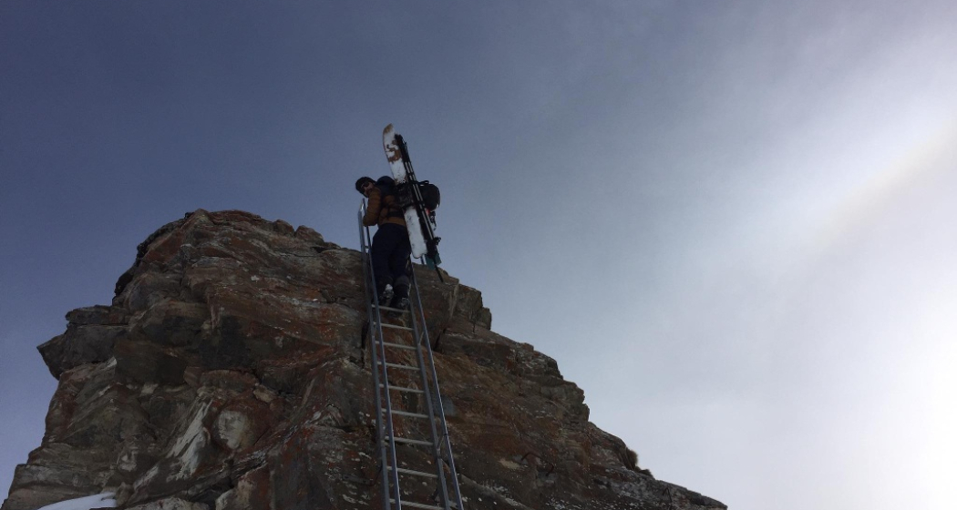 Abstieg der festverankerten Leiter am Piz Beverin Abstieg der festverankerten Leiter am Piz Beverin