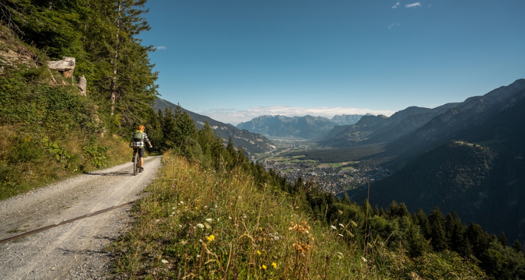Abfahrt von Brambrüesch mit Blick ins Bündner Rheintal