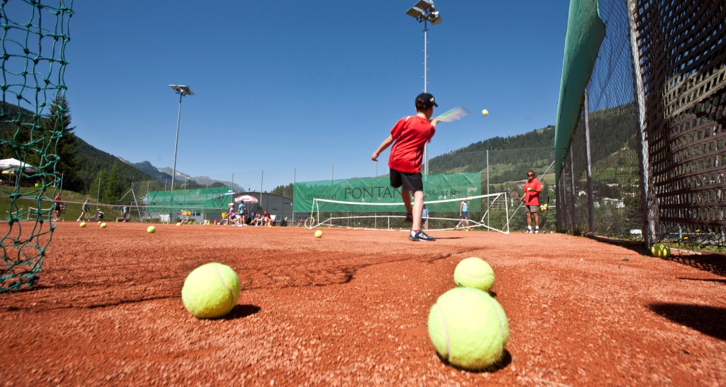 Unterricht Kinder Tennisplatz Gurlaina