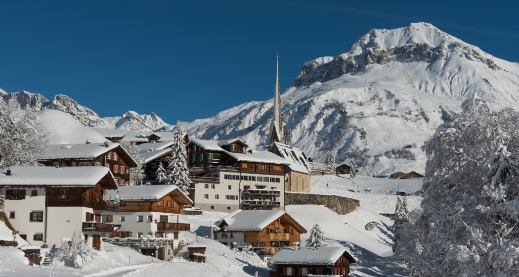 Das Bergsteiger Dorf im Winterkleid