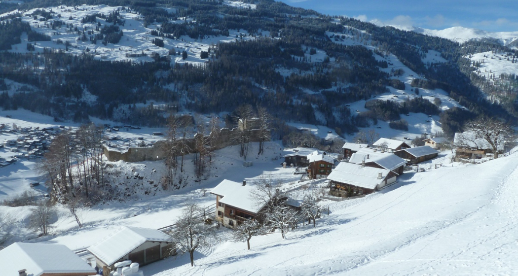 Putz mit Burg Castels im Winter Putz mit Burg Castels im Winter
