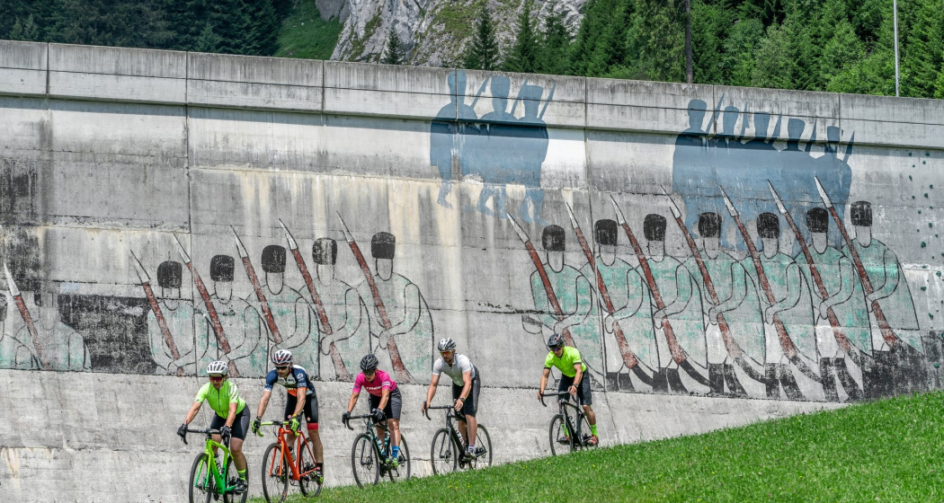 Panixer Stausee. Früher war es der Suworow, heute sind es Gravelbiker. Das macht heute deutlich mehr Spass. Und dann diese Aussicht von der Staumauer aus! Panixer Stausee. Früher war es der Suworow, heute sind es Gravelbiker. Das macht heute deutlich mehr Spass. Und dann diese Aussicht von der Staumauer aus!