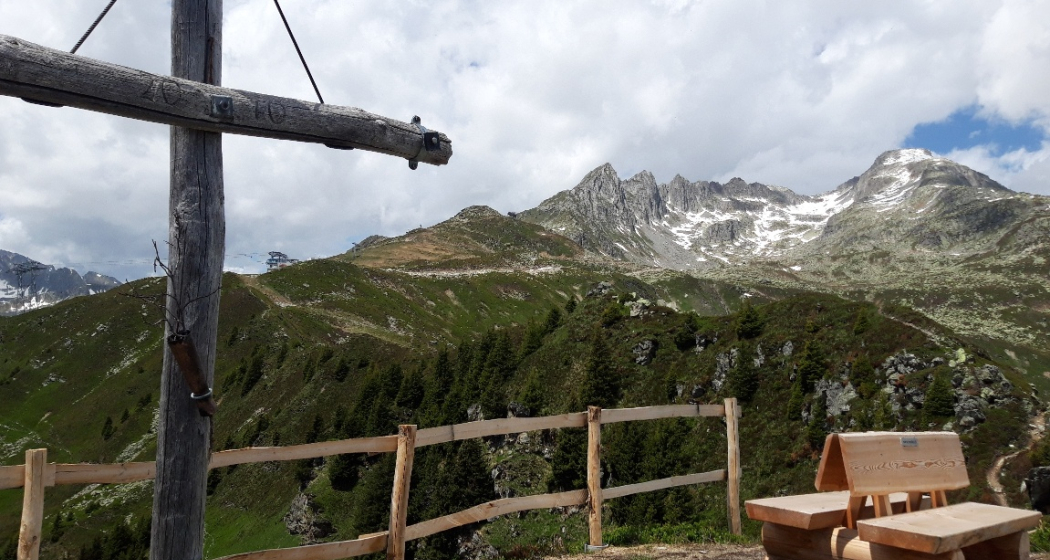 Gipfel mit Seilbahnstation Cuolm da Vi Gipfel mit Seilbahnstation Cuolm da Vi
