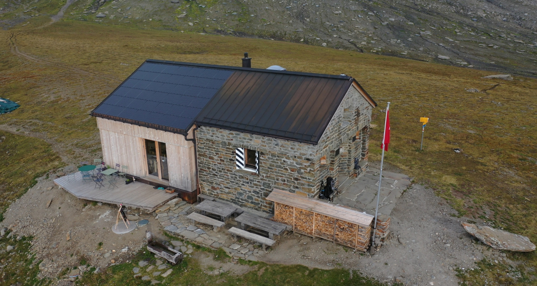 Das Foto zeigt die ganze Bifertenhütte von draussen Das Foto zeigt die ganze Bifertenhütte von draussen