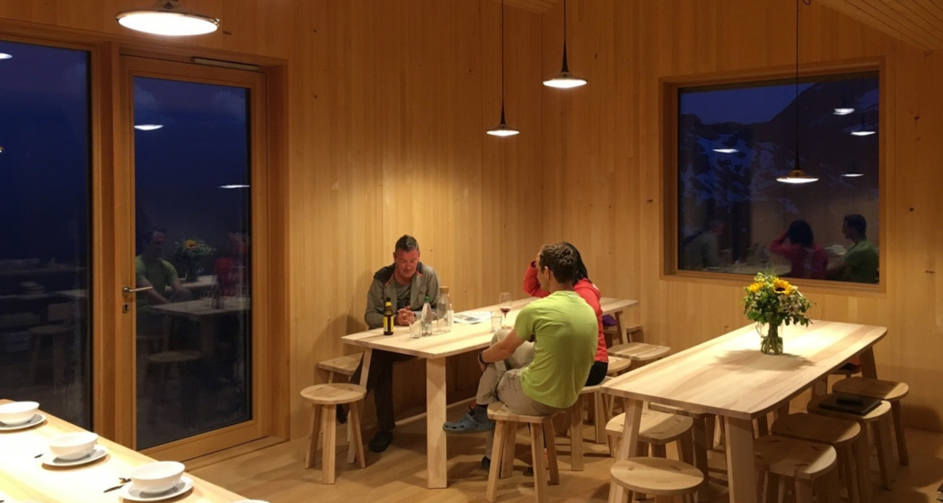 Das Foto zeigt das Wohnzimmer der Bifertenhütte Das Foto zeigt das Wohnzimmer der Bifertenhütte
