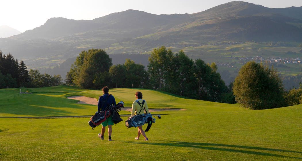 Das Foto zeigt zwei Golfer die auf dem Platz sind