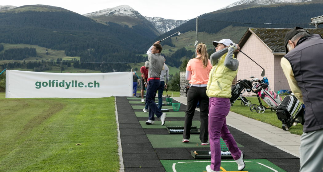 Das Foto zeigt Golfer die gerade einen Golfball geschossen haben