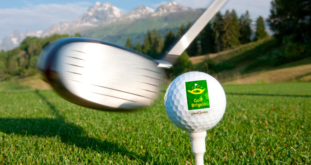 Das Foto zeigt einen Golfschläger der kurz davor steht einen Golfball zu schießen Das Foto zeigt einen Golfschläger der kurz davor steht einen Golfball zu schießen
