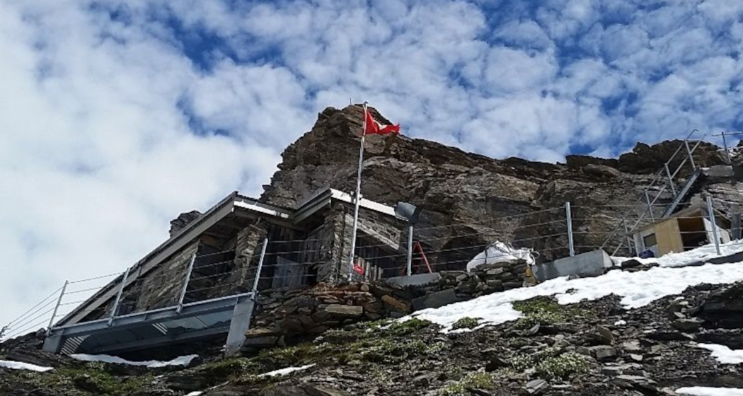 Das Foto zeigt die Kistenpass Hütte von unten hinauf Das Foto zeigt die Kistenpass Hütte von unten hinauf