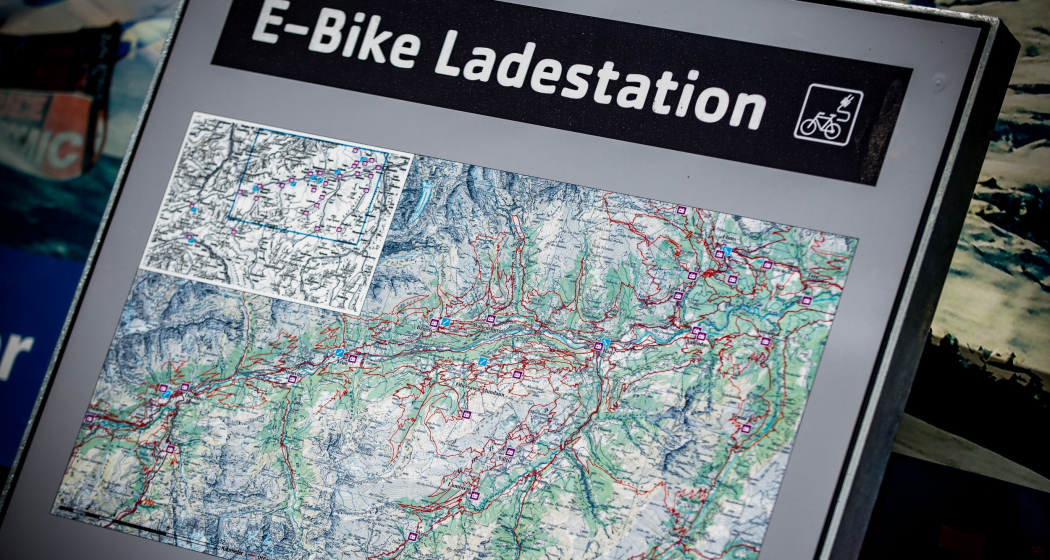 Das Foto zeigt die Infotafel für die E-Bike Ladestationen Das Foto zeigt die Infotafel für die E-Bike Ladestationen