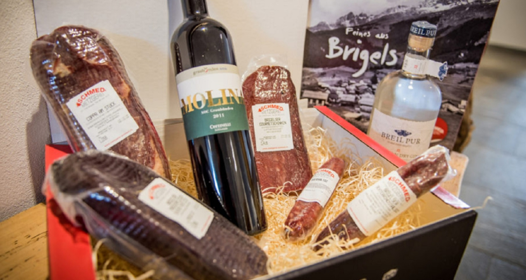Das Foto zeigt eine Geschenkbox der Metzgerei Schmed in Brigels Das Foto zeigt eine Geschenkbox der Metzgerei Schmed in Brigels