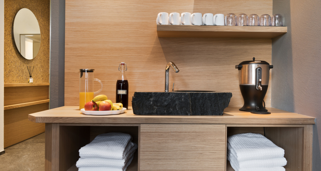 Das Foto zeigt ein Waschbecken mit Früchten und heissem Wasser