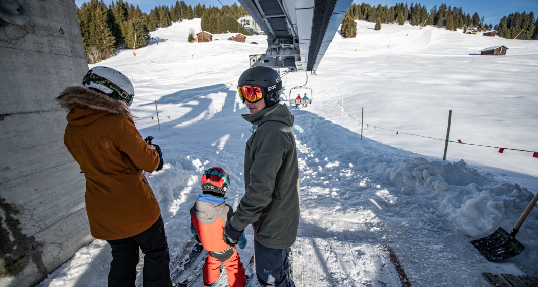 Das Foto zeigt eine Familie die in der Mittelstation im Winter einsteigen Das Foto zeigt eine Familie die in der Mittelstation im Winter einsteigen