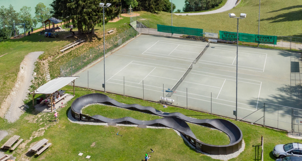 Das Foto zeigt ein Pumptrack welches sich neben dem Brigelser See befindet Das Foto zeigt ein Pumptrack welches sich neben dem Brigelser See befindet