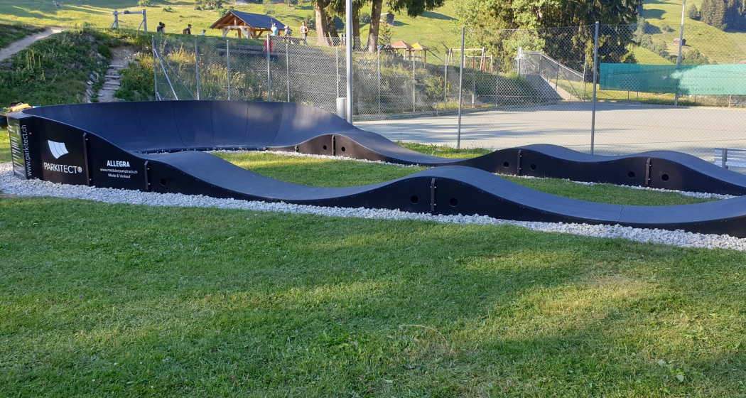 Das Foto zeigt den Pumptrack von Brigels und den Tennisplatz Das Foto zeigt den Pumptrack von Brigels und den Tennisplatz