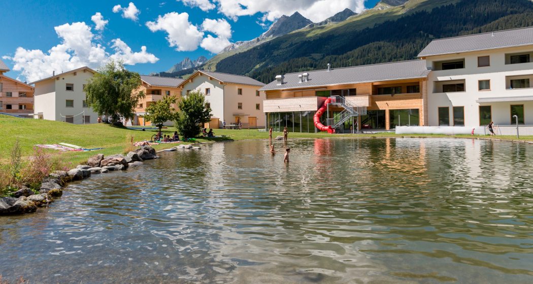 Das Foto zeigt den Badesee in Brigels Das Foto zeigt den Badesee in Brigels