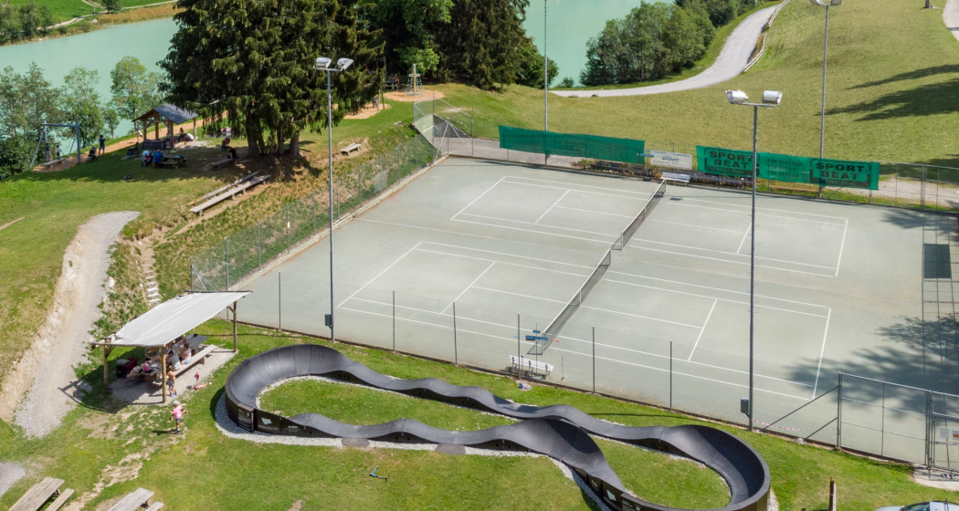 Das Foto zeigt den Tennisplatz von Brigels