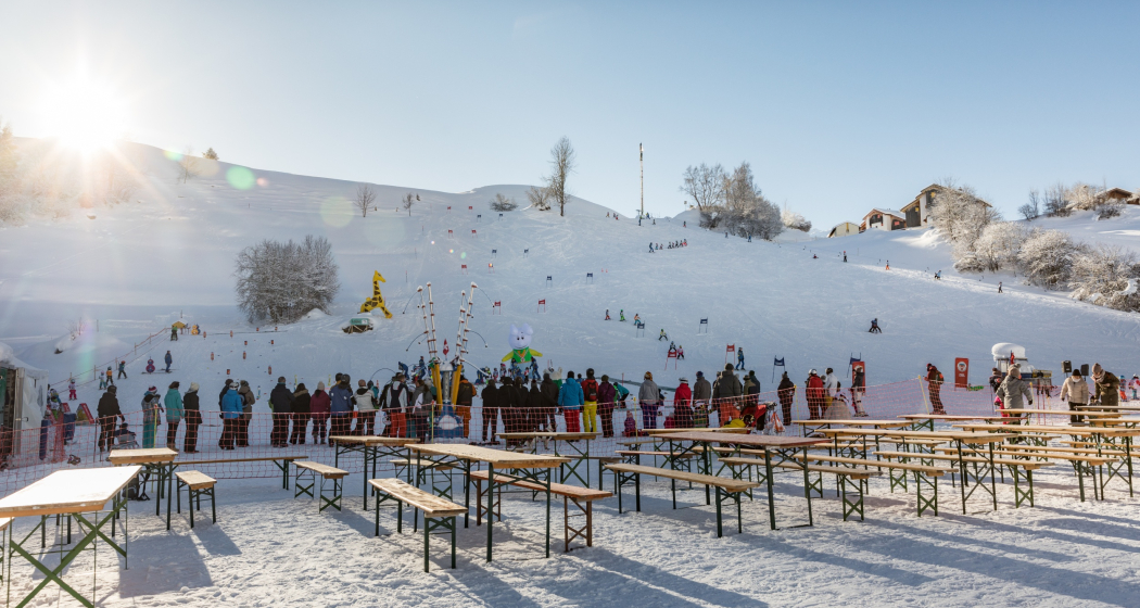 Das Foto zeigt ein Skirennen von Kindern auf dem Übungsgebiet Das Foto zeigt ein Skirennen von Kindern auf dem Übungsgebiet