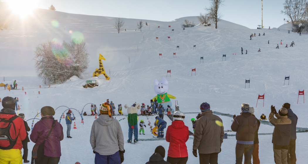 Das Foto zeigt das Maskottchen der Skischule beim Kinder Skirennen Das Foto zeigt das Maskottchen der Skischule beim Kinder Skirennen