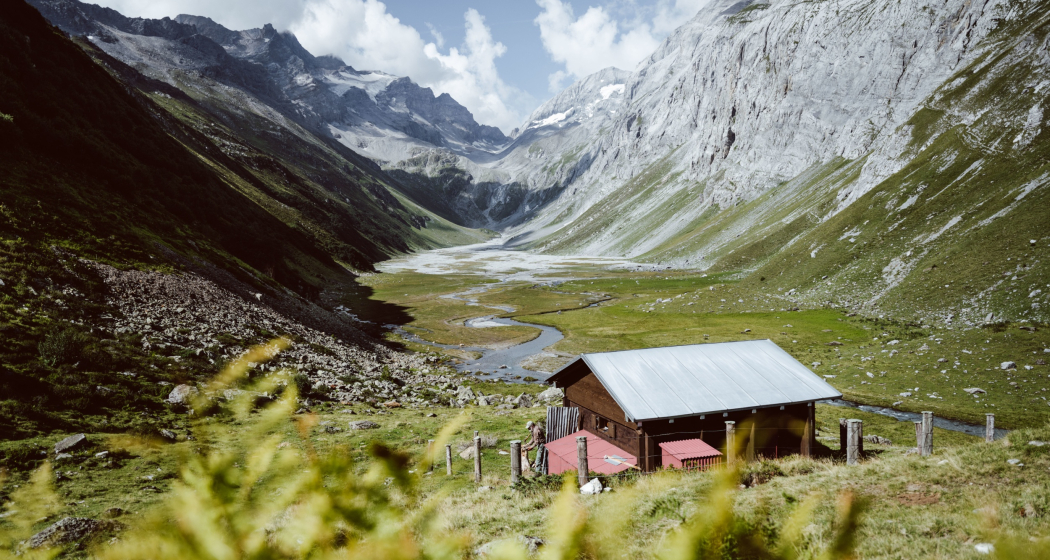 Das Foto zeigt die Val Frisal mit dem Maiensäss