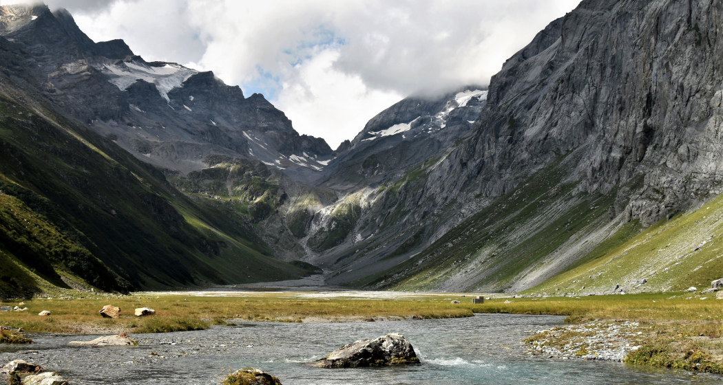 Das Foto zeigt Val Frisal mit dem Fluss namens Flum