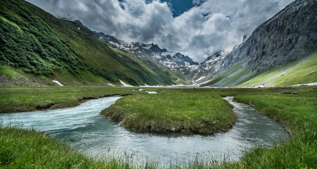Das Foto zeigt die Val Frisal mit einigen Wolken