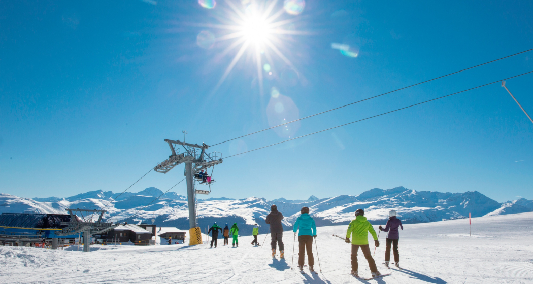 Das Foto zeigt die vierer Sesselbahn in Sonnenstrahlen Das Foto zeigt die vierer Sesselbahn in Sonnenstrahlen