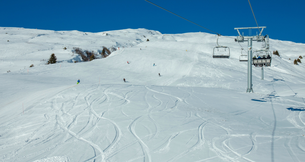 Das Foto zeigt die Skipiste neben der vierer Sesselbahn Das Foto zeigt die Skipiste neben der vierer Sesselbahn
