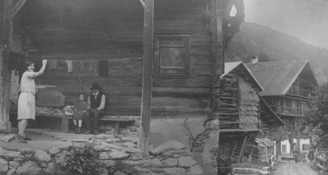 Das schwarz weiss Foto zeigt das frühere Leben in Danis Tavanasa Das schwarz weiss Foto zeigt das frühere Leben in Danis Tavanasa