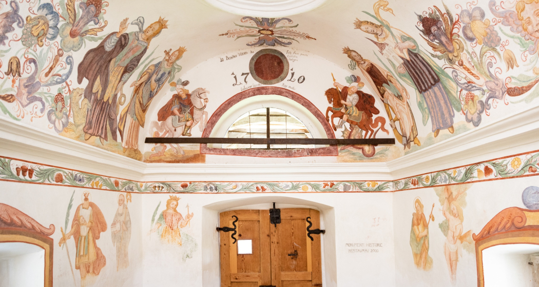 Das Foto zeigt die Kapelle St. klaus in Dardin von Innen mit dem Malereien Das Foto zeigt die Kapelle St. klaus in Dardin von Innen mit dem Malereien