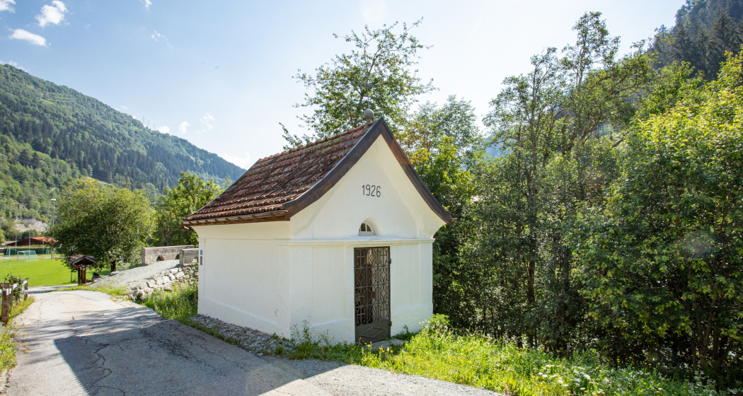 Das Foto zeigt die Kapelle St. Nikolaus in Danis Das Foto zeigt die Kapelle St. Nikolaus in Danis
