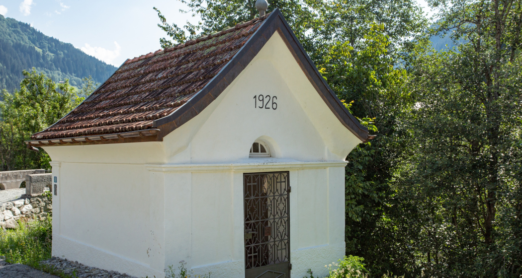 Das Foto zeigt die Kapelle St. Nikolaus in Danis Das Foto zeigt die Kapelle St. Nikolaus in Danis