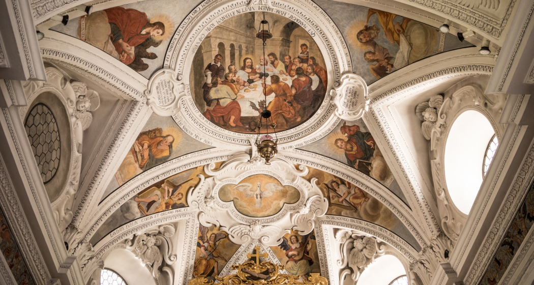Das Foto zeigt die Pfarrkirche Hl. Dreifaltigkeit von Innen Das Foto zeigt die Pfarrkirche Hl. Dreifaltigkeit von Innen