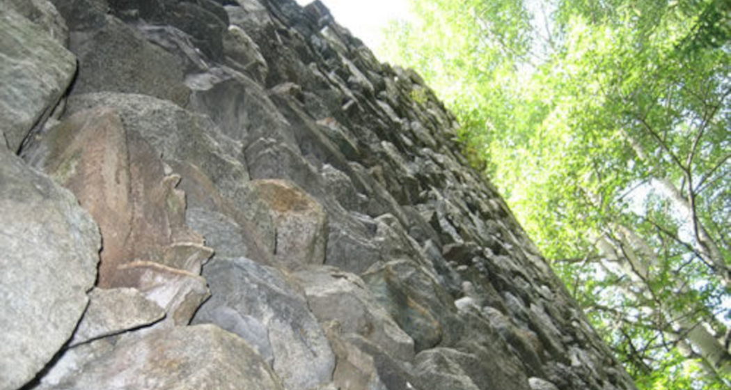 Auf dem Foto sieht man die Burgruine Vogelberg von der Seite in der Nahansicht. Auf dem Foto sieht man die Burgruine Vogelberg von der Seite in der Nahansicht.