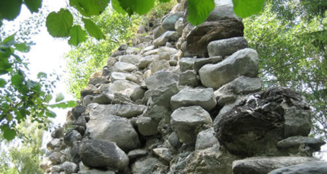 Auf dem Foto sieht man die Burgruine Vogelberg von der Seite in der Nahansicht. Auf dem Foto sieht man die Burgruine Vogelberg von der Seite in der Nahansicht.