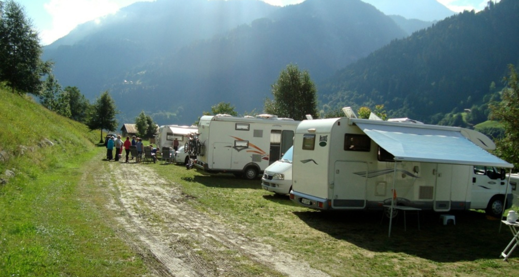 Das Foto zeigt den Camping Garvera in Cumpadials mit Wohnwagen