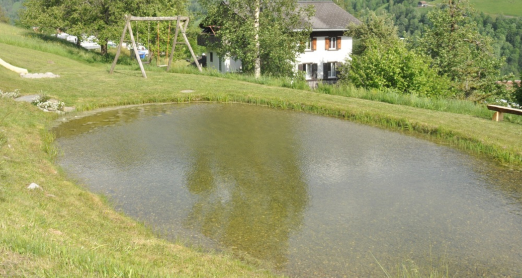 Das Foto zeigt ein kleiner See über dem Camping