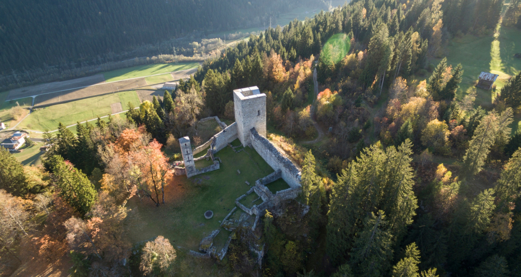 Drohnenaufnahme der Burganlage Jörgenberg. Drohnenaufnahme der Burganlage Jörgenberg.