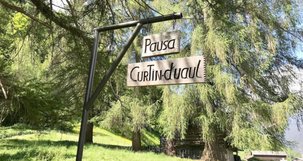 Das Foto zeigt den Eingang bei der Feuerstelle Curtin d'uaul Das Foto zeigt den Eingang bei der Feuerstelle Curtin d'uaul