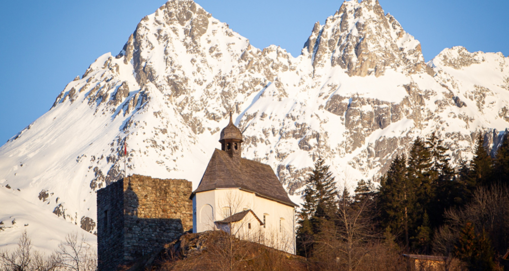 Das Foto zeigt die Kapelle St. Maria zum Schnee in Schlans Das Foto zeigt die Kapelle St. Maria zum Schnee in Schlans