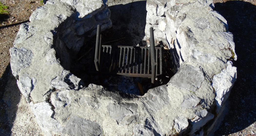 Feuerstelle mit Rost Feuerstelle mit Rost