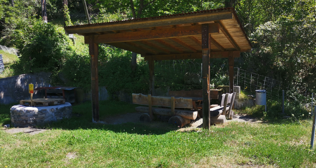 Überdachter Tisch Überdachter Tisch