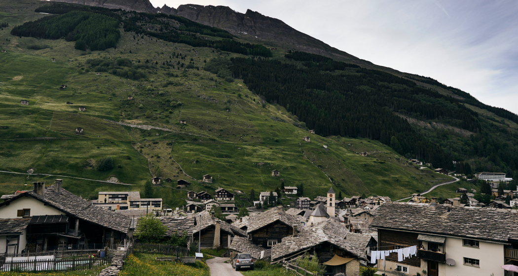 Satteltichopf hoch über dem Dorf