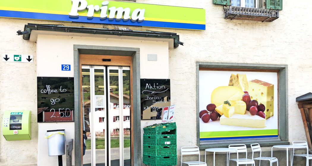 Eingang vom Einkaufsladen Prima in Surrein. Eingang vom Einkaufsladen Prima in Surrein.